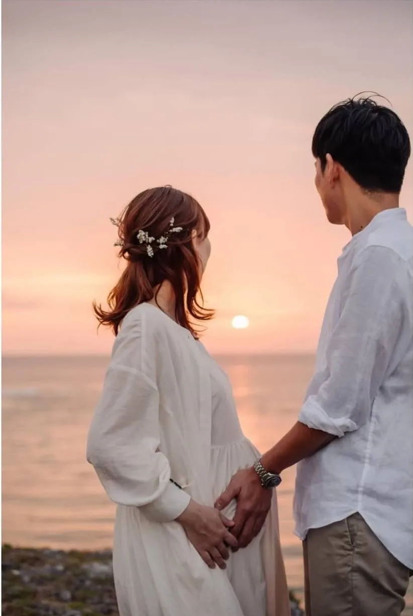 夕日を眺めるご夫婦